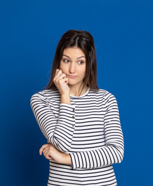 Brunette jeune femme portant un T-shirt rayé