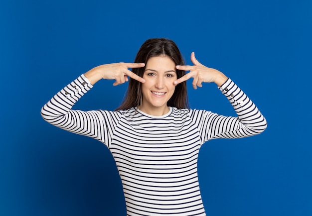 Brunette jeune femme portant un T-shirt rayé