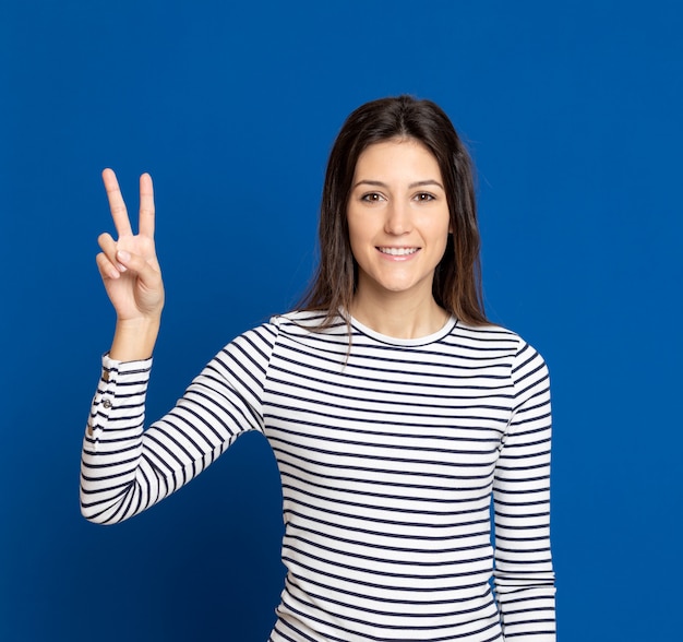 Brunette jeune femme portant un T-shirt rayé