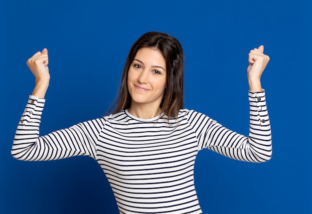 Brunette jeune femme portant un T-shirt rayé