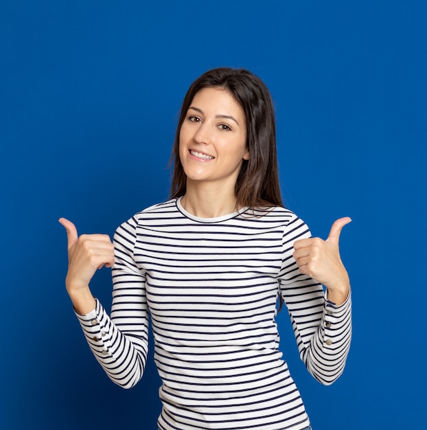 Brunette jeune femme portant un T-shirt rayé