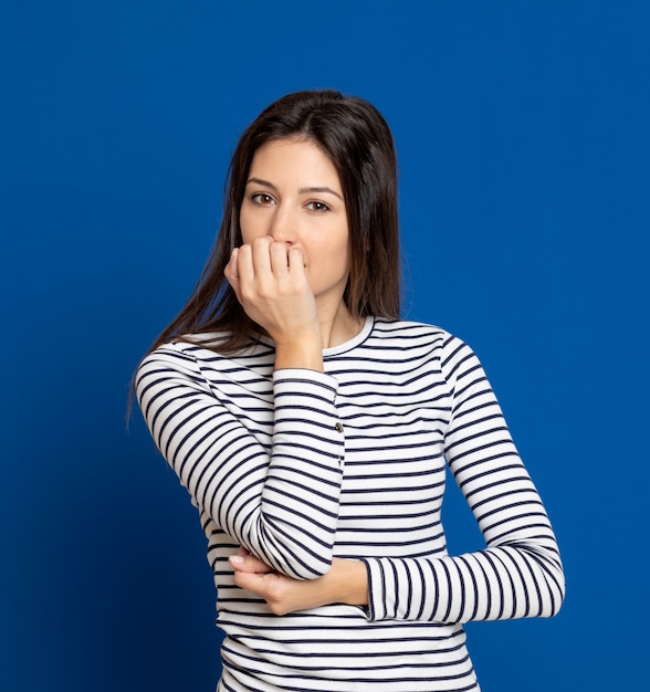 Brunette jeune femme portant un T-shirt rayé