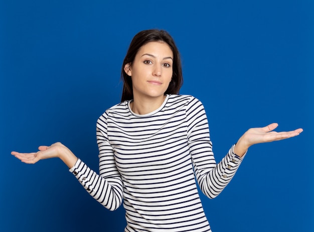 Brunette jeune femme portant un T-shirt rayé