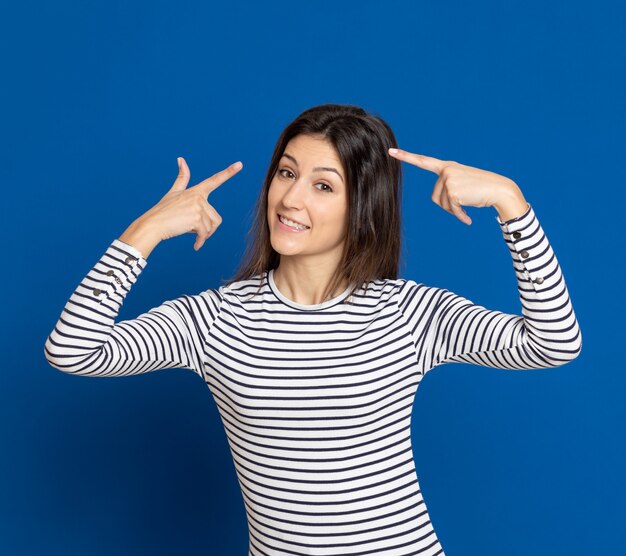 Brunette jeune femme portant un T-shirt rayé