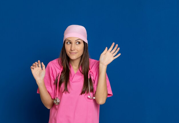 Brunette jeune femme portant un T-shirt rose