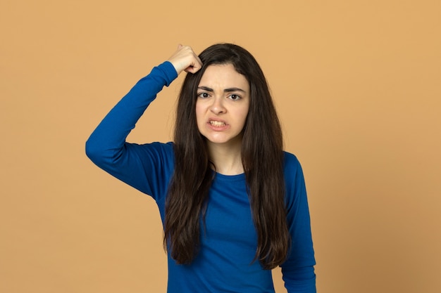 Brunette jeune fille portant un sweat bleu