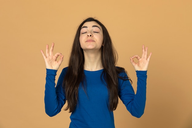 Brunette jeune fille portant un sweat bleu