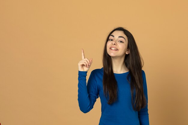 Brunette jeune fille portant un sweat bleu