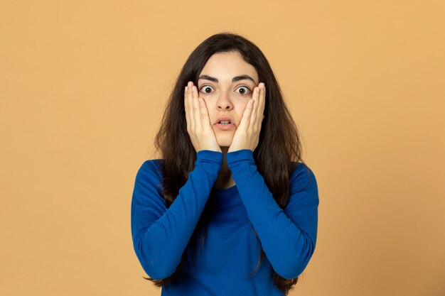 Brunette jeune fille portant un sweat bleu