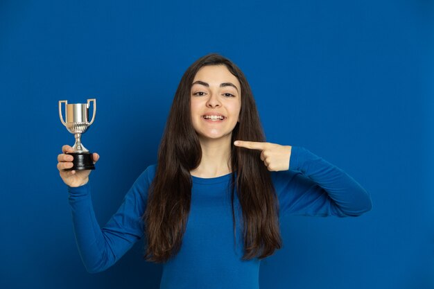 Brunette jeune fille portant un sweat bleu