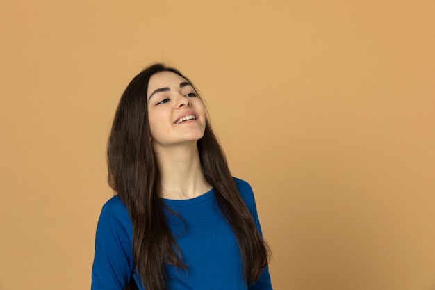 Brunette jeune fille portant un sweat bleu