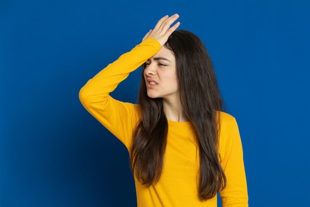 Brunette jeune fille portant un sweat jaune