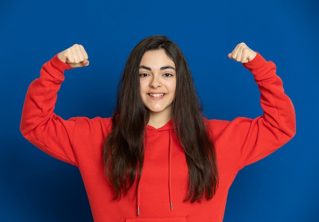 Brunette jeune fille portant un sweat-shirt rouge