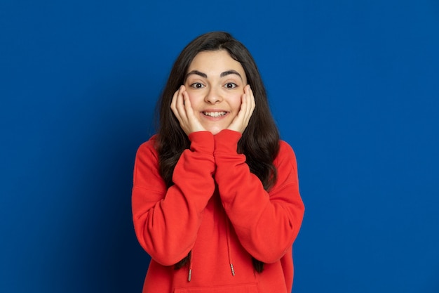 Brunette jeune fille portant un sweat-shirt rouge