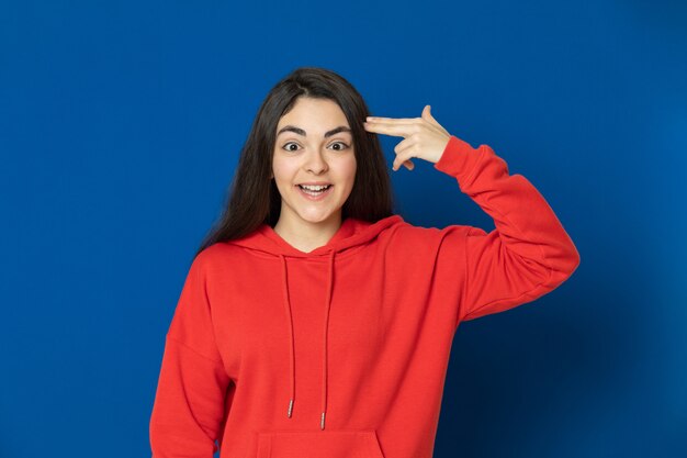 Brunette jeune fille avec un sweat-shirt rouge