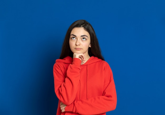 Brunette jeune fille avec un sweat-shirt rouge