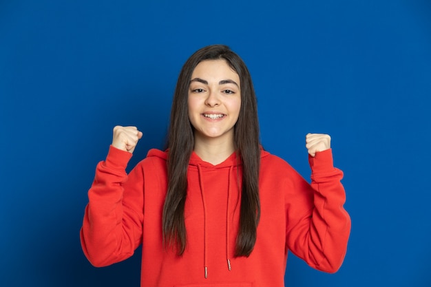 Brunette jeune fille avec un sweat-shirt rouge