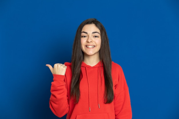 Brunette jeune fille avec un sweat-shirt rouge