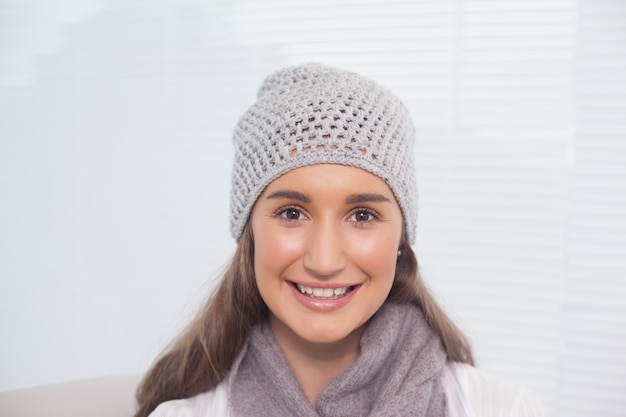 Brunette joyeuse avec un chapeau d&#39;hiver en posant