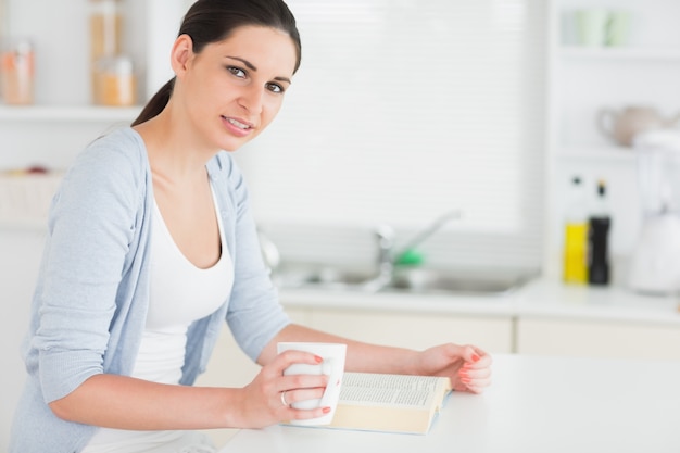 Brunette en lisant un livre