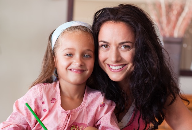 Brunette mère avec une fille blonde