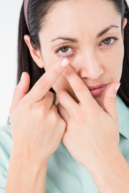 Brunette mettant ses lentilles de contact