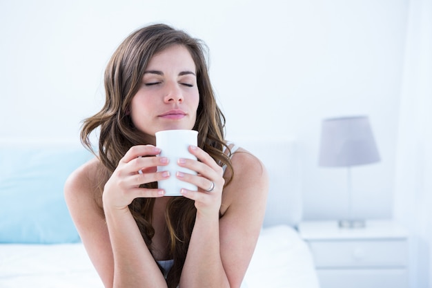 Brunette paisible, boire une tasse de café