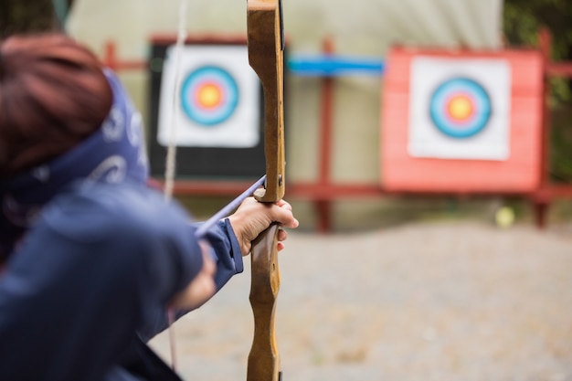 Brunette sur le point de tirer la flèche