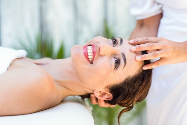 Brunette recevant un massage de la tête