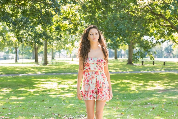 Brunette rêvant élégant marcher sur l&#39;herbe