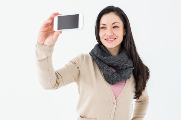 Brunette souriante prenant selfie