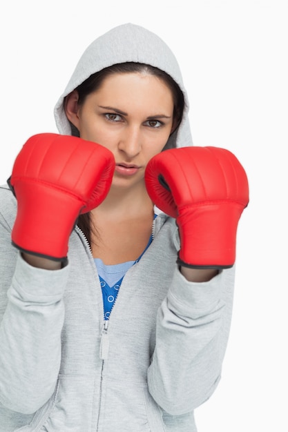 Brunette en sweat-shirt avec des gants de boxe