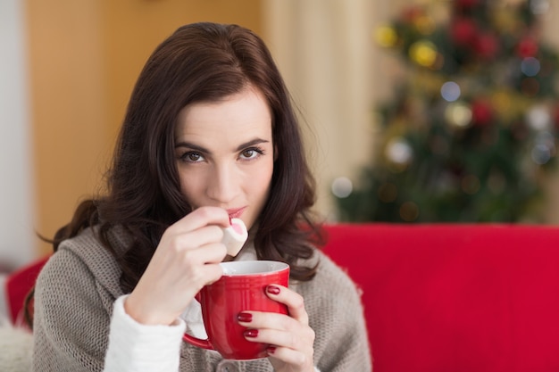 Brunette, tenue, tasse, manger, marshmallow, noël