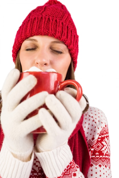 Brunette avec des vêtements d&#39;hiver sur la tenue de la tasse de café