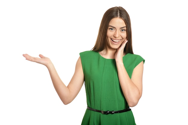 Brunette woman holding copy space sur place isolé sur fond blanc