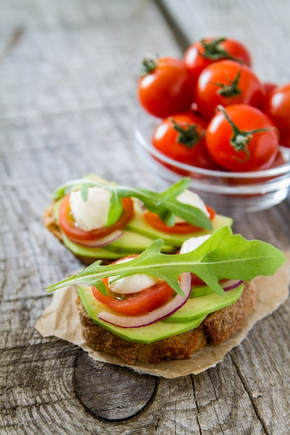 Photo bruscetta aux tomates et à l'avocat