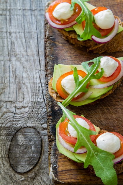 Photo bruscetta aux tomates et à l'avocat