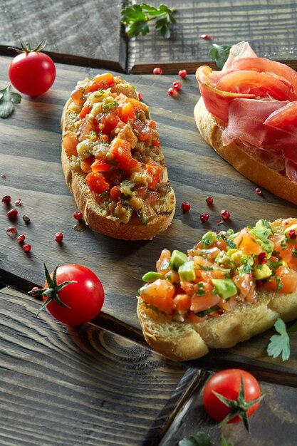 Bruschetta apéritif italien assorti sur un fond de bois foncé