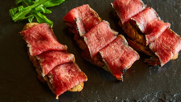 Bruschetta au boeuf rôti