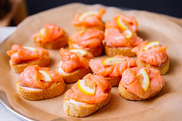 Bruschetta au filet de saumon et quartiers de citron apéritif au saumon et citron