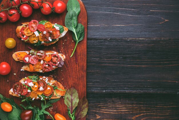 Bruschetta au fromage, basilic, roquette et tomates cerises