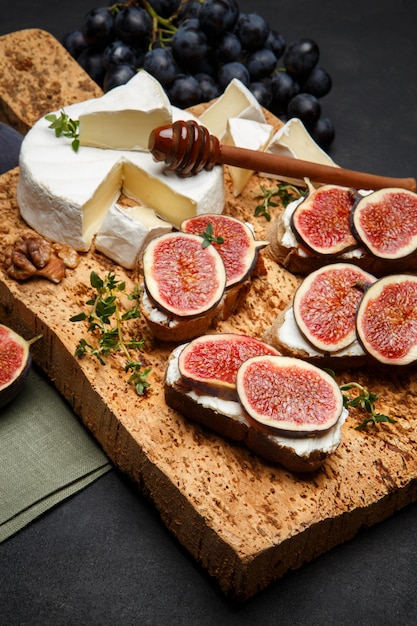 Bruschetta au fromage bleu, brie et figues fraîches