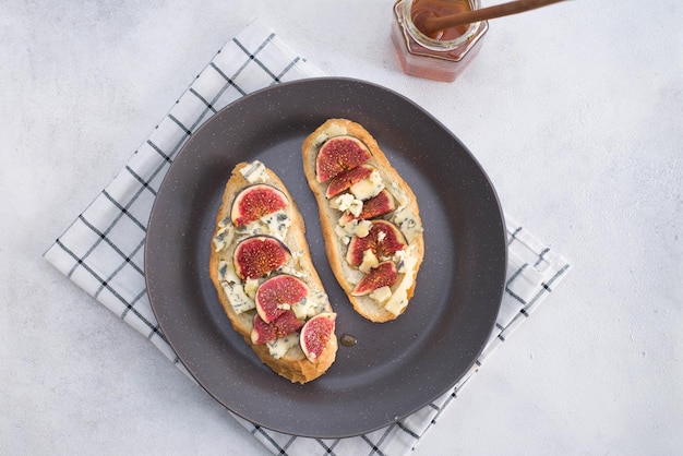 Bruschetta au fromage bleu et figues fraîches