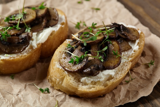 Bruschetta au fromage et champignons