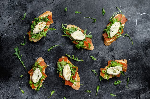 Bruschetta au fromage de chèvre, roquette et marmelade de poires