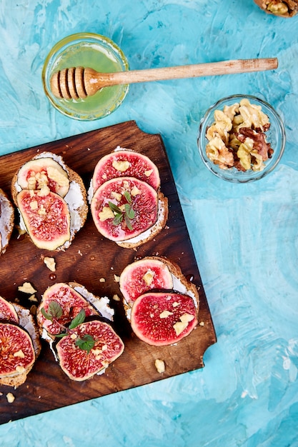 Bruschetta au fromage cottage, figues et miel