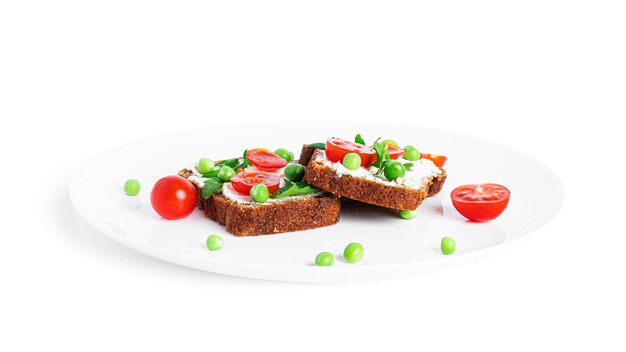 Bruschetta au fromage à la crème et légumes isolés sur fond blanc. Toasts isolés. Sandwich isolé. Sandwich aux légumes et fromage. photo de haute qualité