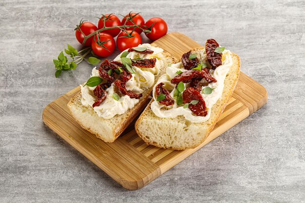 Photo bruschetta au fromage strachatella et tomates sèches