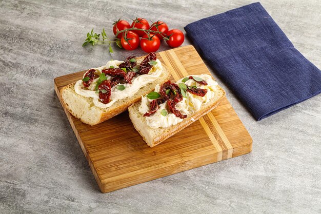 Photo bruschetta au fromage strachatella et tomates sèches
