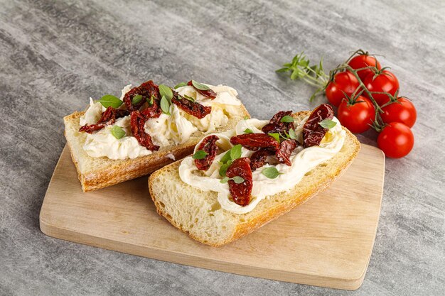 Photo bruschetta au fromage strachatella et tomates sèches